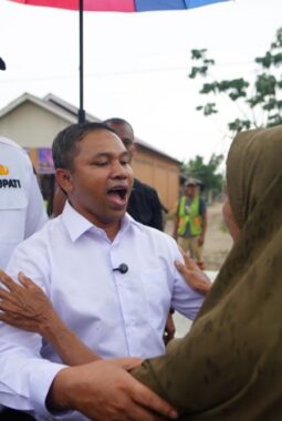Gubri Abdul Wahid Tinjau Perbaikan Jalan Cerenti–Air Molek, Warga Bongkal Malang Sambut Gembira